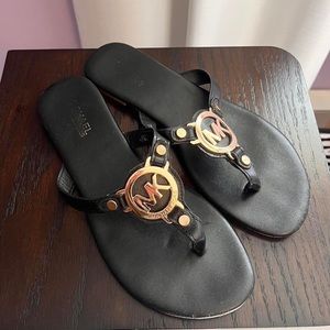 michael kors mk black and gold sandals / flip flops